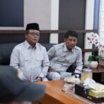Komisi B DPRD Jombang Anas Burhani dan Ama Siswanto saat menghadiri audiensi FRMJ dan Pemkab./bongkah.id/Karimatul Maslahah/