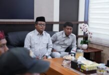 Komisi B DPRD Jombang Anas Burhani dan Ama Siswanto saat menghadiri audiensi FRMJ dan Pemkab./bongkah.id/Karimatul Maslahah/
