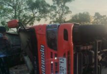 Elf romobongan Madura usai terguling di tol Jombang./bongkah.id/Karimatul Maslahah/