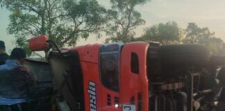 Elf romobongan Madura usai terguling di tol Jombang./bongkah.id/Karimatul Maslahah/