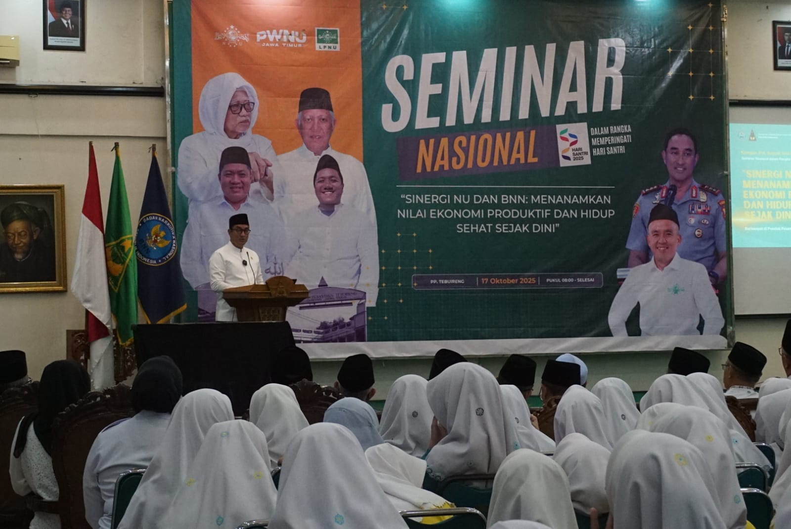 IMG-20251017-WA0017 Kepala BNN Komjen Suyudi Ario Seto saat memberikan materi pada kegiatan seminar nasional di ponpes Tebuireng Jombang./bongkah.id/Karimatul Maslahah/