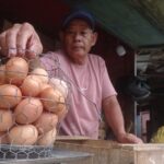 Penjual ayam telur di pasar tradisional Jombang./bongkah.id/Karimatul Maslahah/