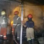 Petugas saat melakukan pemadaman di rumah warga Desa Sidowarek, Ngoro, Jombang./bongkah.id/Karimatul Maslahah/