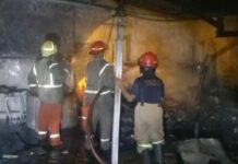 Petugas saat melakukan pemadaman di rumah warga Desa Sidowarek, Ngoro, Jombang./bongkah.id/Karimatul Maslahah/