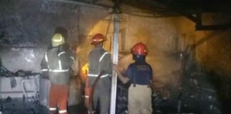Petugas saat melakukan pemadaman di rumah warga Desa Sidowarek, Ngoro, Jombang./bongkah.id/Karimatul Maslahah/