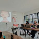 Pemateri Dewi Candraningrum saat memberikan pemaparan forum Gusdurian di Nest Coffee Jombang./bongkah.id/Karimatul Maslahah/
