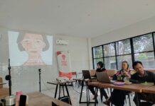 Pemateri Dewi Candraningrum saat memberikan pemaparan forum Gusdurian di Nest Coffee Jombang./bongkah.id/Karimatul Maslahah/