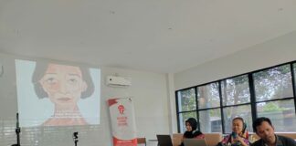 Pemateri Dewi Candraningrum saat memberikan pemaparan forum Gusdurian di Nest Coffee Jombang./bongkah.id/Karimatul Maslahah/