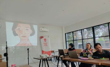 Pemateri Dewi Candraningrum saat memberikan pemaparan forum Gusdurian di Nest Coffee Jombang./bongkah.id/Karimatul Maslahah/