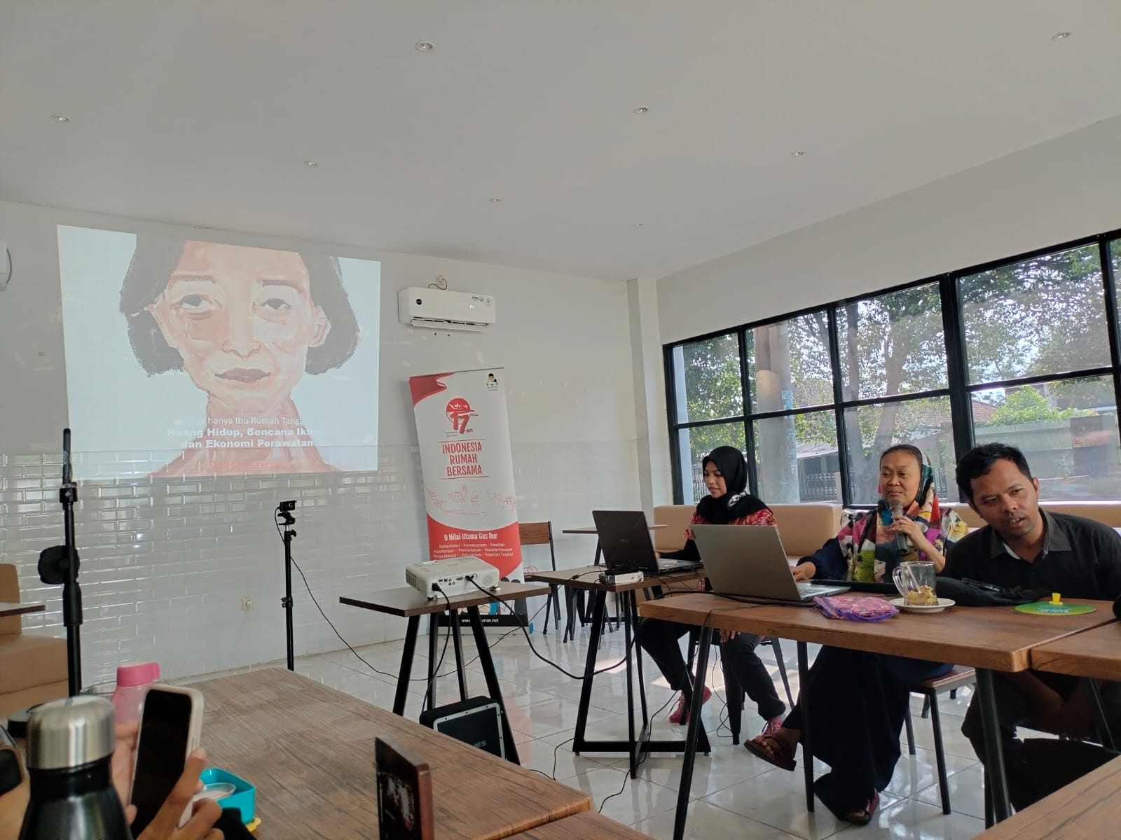 IMG-20251019-WA0016 Pemateri Dewi Candraningrum saat memberikan pemaparan forum Gusdurian di Nest Coffee Jombang./bongkah.id/Karimatul Maslahah/
