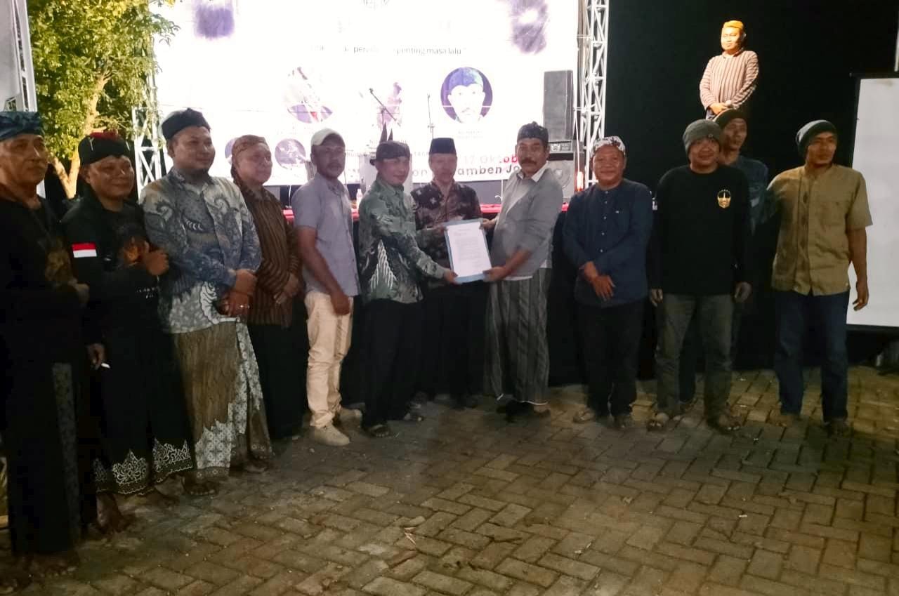 IMG-20251020-WA0001 Penyerahan tanda tangan dukungan pendaftaran Prasasti Kusambyan untuk ditetapkan sebagai cagar budaya./bongkah.id/Karimatul Maslahah/
