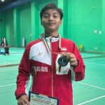 Muhammad Vito Annafsa saat menunjukkan piala perunggu kejuaraan kotak india junior internasional series 2024./istimewa/