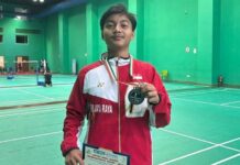 Muhammad Vito Annafsa saat menunjukkan piala perunggu kejuaraan kotak india junior internasional series 2024./istimewa/
