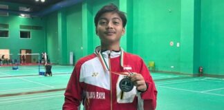 Muhammad Vito Annafsa saat menunjukkan piala perunggu kejuaraan kotak india junior internasional series 2024./istimewa/