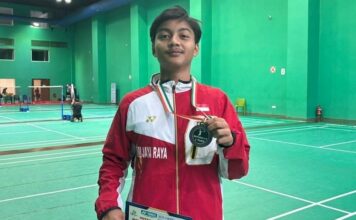 Muhammad Vito Annafsa saat menunjukkan piala perunggu kejuaraan kotak india junior internasional series 2024./istimewa/