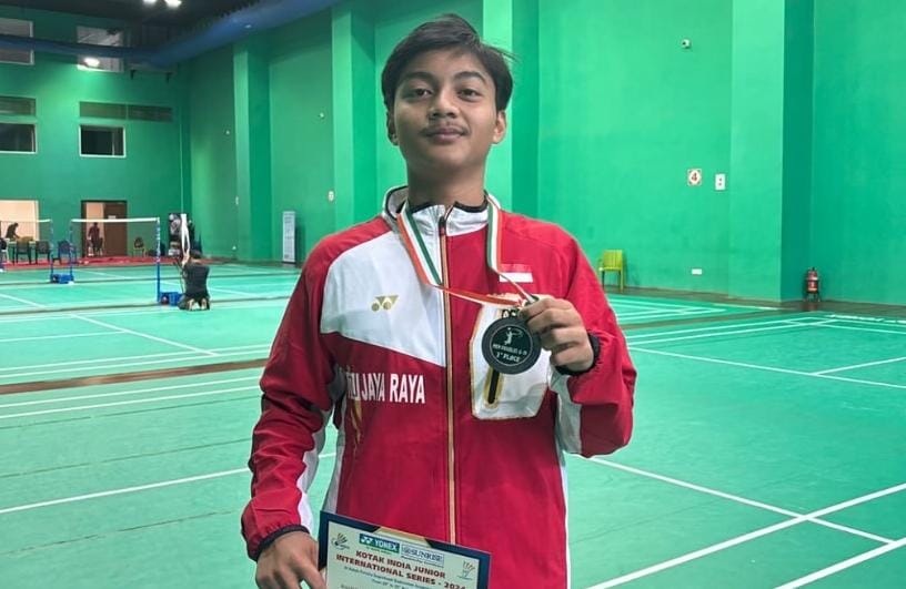 IMG-20251020-WA0003 Muhammad Vito Annafsa saat menunjukkan piala perunggu kejuaraan kotak india junior internasional series 2024./istimewa/
