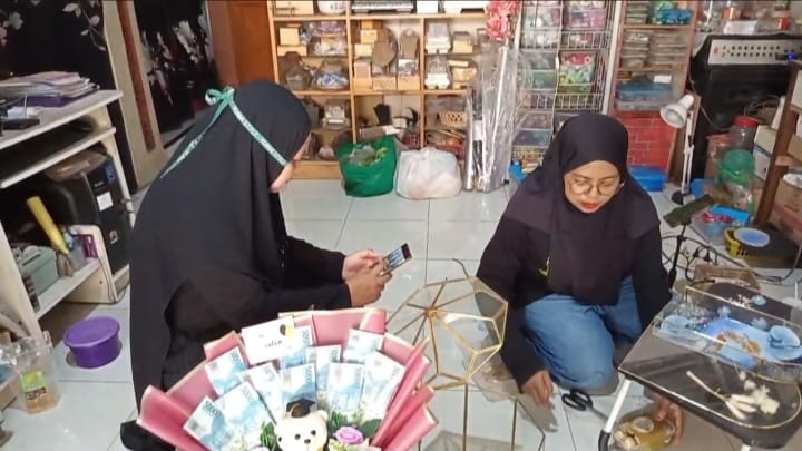 Nuzulul Romadhiyah saat menunjukkan hantaran pernikahan hasil produksinya./bongkah.id/Karimatul Maslahah/