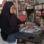 Nuzulul Romadhiyah saat menunjukkan hantaran pernikahan hasil produksinya./bongkah.id/Karimatul Maslahah/