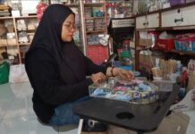 Nuzulul Romadhiyah saat menunjukkan hantaran pernikahan hasil produksinya./bongkah.id/Karimatul Maslahah/