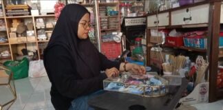 Nuzulul Romadhiyah saat menunjukkan hantaran pernikahan hasil produksinya./bongkah.id/Karimatul Maslahah/