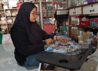 Inspiratif, Wanita di Jombang Nekat Tinggalkan Jabatan Kepala Toko Demi Jadi Bos Hantaran Nuzulul Romadhiyah saat menunjukkan hantaran pernikahan hasil produksinya./bongkah.id/Karimatul Maslahah/