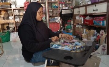 Nuzulul Romadhiyah saat menunjukkan hantaran pernikahan hasil produksinya./bongkah.id/Karimatul Maslahah/