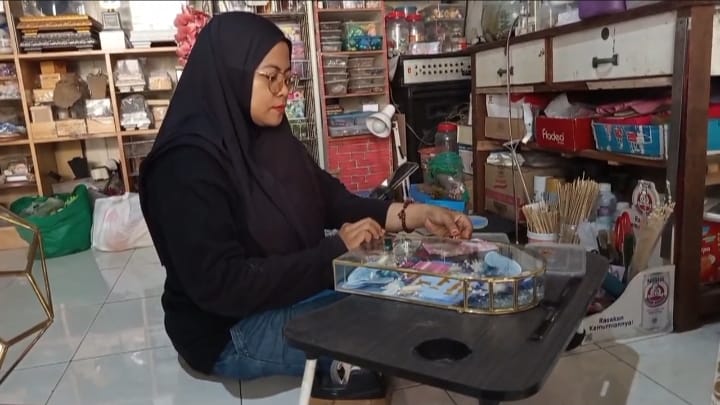 IMG-20251020-WA0022 Nuzulul Romadhiyah saat menunjukkan hantaran pernikahan hasil produksinya./bongkah.id/Karimatul Maslahah/