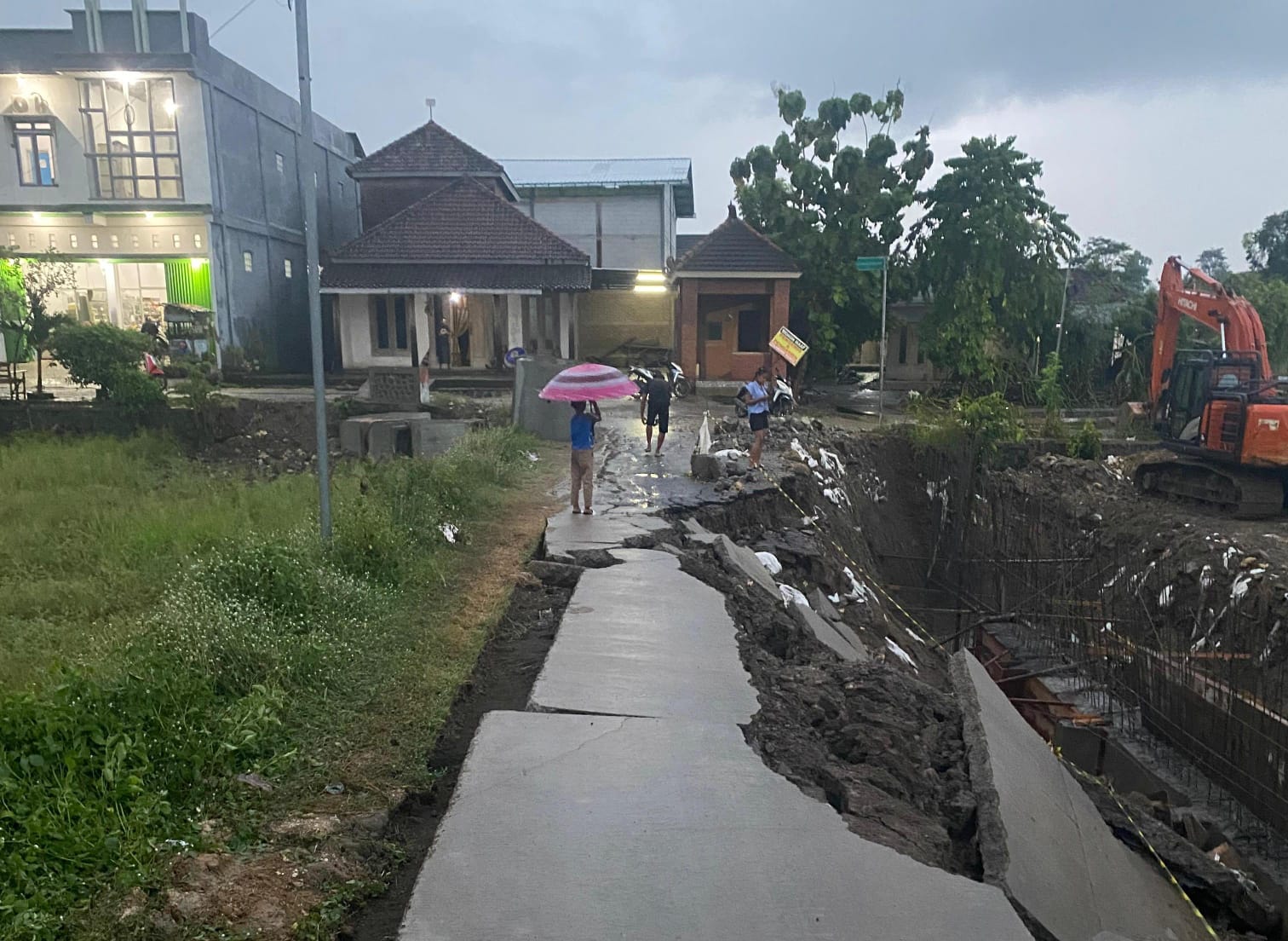 IMG-20251022-WA0001 Kondisi ruas jalan cor beton (rigid) Cupak–Asemgede di Desa Asemgede, Kecamatan Ngusikan, Jombang./bongkah.id/Karimatul Maslahah/