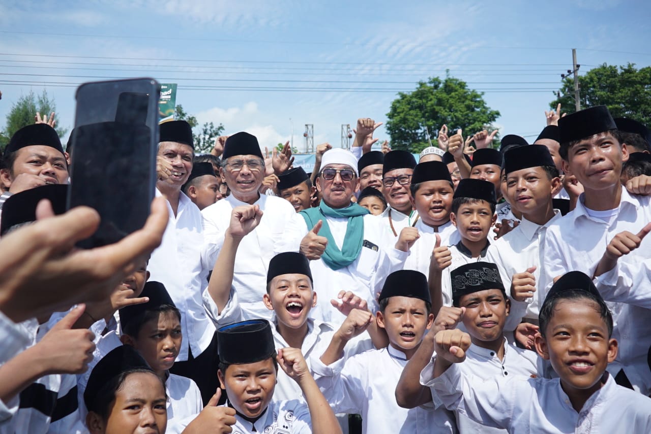 Ketua PBNU KH. Yahya Cholil Staquf saat berswa foto bersama para santri PPBU Tambak Beras Jombang./bongkah.id/Karimatul Maslahah/
