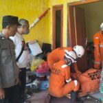Petugas saat melakukan evakuasi korban./bongkah.id/Karimatul Maslahah/