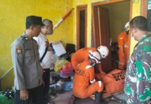 Petugas saat melakukan evakuasi korban./bongkah.id/Karimatul Maslahah/