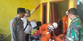 Petugas saat melakukan evakuasi korban./bongkah.id/Karimatul Maslahah/