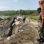 Jalan cor di ruas Cupak–Asemgede, Desa Asemgede, Kabupaten Jombang yang ambrol./bongkah.id/Karimatul Maslahah/