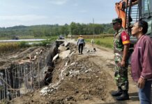 Jalan cor di ruas Cupak–Asemgede, Desa Asemgede, Kabupaten Jombang yang ambrol./bongkah.id/Karimatul Maslahah/