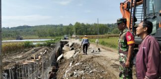 Jalan cor di ruas Cupak–Asemgede, Desa Asemgede, Kabupaten Jombang yang ambrol./bongkah.id/Karimatul Maslahah/