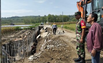 Jalan cor di ruas Cupak–Asemgede, Desa Asemgede, Kabupaten Jombang yang ambrol./bongkah.id/Karimatul Maslahah/