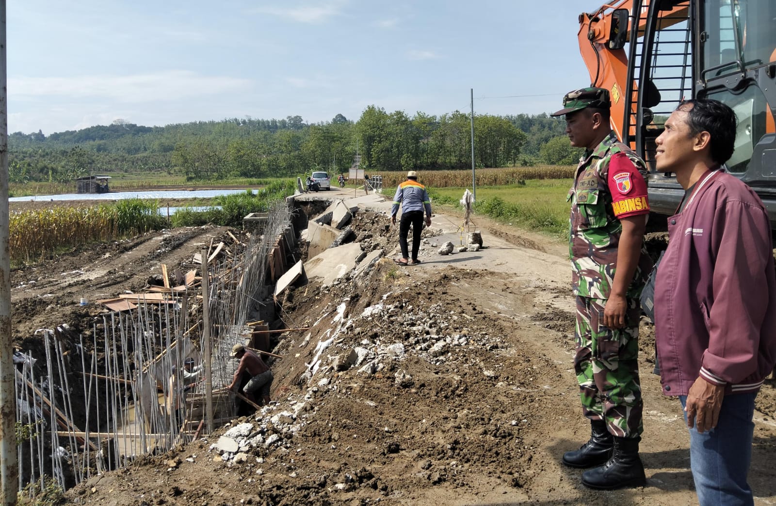 IMG-20251023-WA0006 Jalan cor di ruas Cupak–Asemgede, Desa Asemgede, Kabupaten Jombang yang ambrol./bongkah.id/Karimatul Maslahah/
