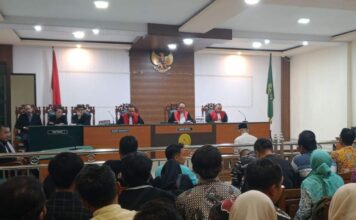 Pembunuh Siswi SMA Jombang, Mereka Seharusnya Dihukum Mati Suasana sidang vonis kasus pembunuhan siswi SMA di Jombang./bongkah.id/Karimatul Maslahah/