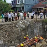 jalan cor di ruas Cupak–Asemgede, Desa Asemgede, Kecamatan Ngusikan, yang menyebabkan akses warga terputus total