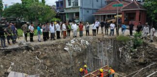 jalan cor di ruas Cupak–Asemgede, Desa Asemgede, Kecamatan Ngusikan, yang menyebabkan akses warga terputus total