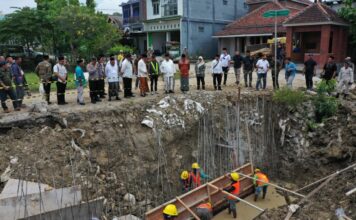 DPRD Jombang Minta PUPR Tak Hanya Tambal Sulam Jalan Cor Asemgede yang Ambrol jalan cor di ruas Cupak–Asemgede, Desa Asemgede, Kecamatan Ngusikan, yang menyebabkan akses warga terputus total