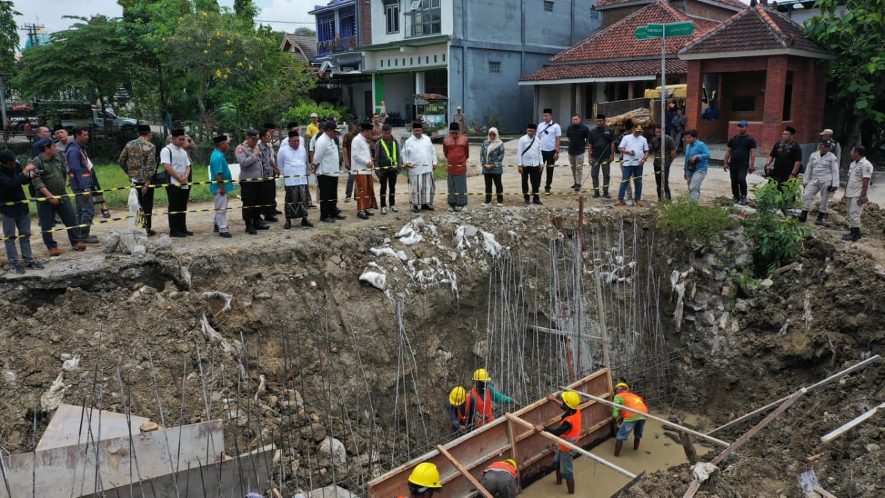 IMG-20251024-WA0016 jalan cor di ruas Cupak–Asemgede, Desa Asemgede, Kecamatan Ngusikan, yang menyebabkan akses warga terputus total