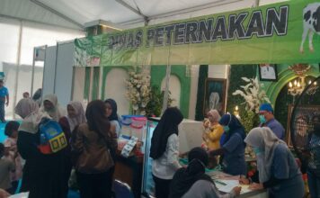 Disnak Jombang Hadir di Jombang Fest 2025, Beri Pelayanan Langsung bagi Pemilik Hewan Kesayangan Stand Dinas Peternakan Jombang pada kegiatan Jombang Fest di alun-alun./bongkah.id/Karimatul Maslahah/