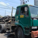 kontainer muatan kayu lapis usai terguling di simpang 4 Sambongdukuh Jombang./bongkah.id/Karimatul Maslahah/