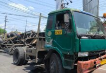 kontainer muatan kayu lapis usai terguling di simpang 4 Sambongdukuh Jombang./bongkah.id/Karimatul Maslahah/