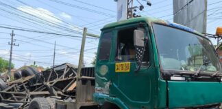 kontainer muatan kayu lapis usai terguling di simpang 4 Sambongdukuh Jombang./bongkah.id/Karimatul Maslahah/