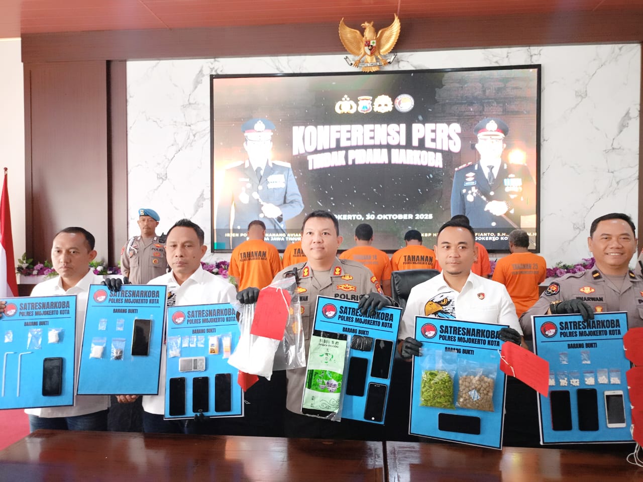 Sejumlah barang bukti yang berhasil disita polisi, salah satu diantaranya barang bukti berupa satu kilogram sabu yang dibungkus dalam plastik bertuliskan produk teh asal Tiongkok. Mapolresta Mojokerto, Kamis (30/10/2025).