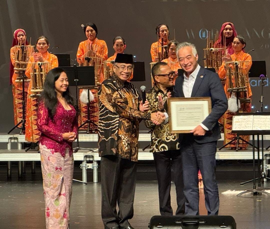 Walikota Millbrae, Andres Fung, menerima Duplikat Sertifikat UNESCO Angklung Sebagai Warisan Dunia dari Duta Besar RI untuk Amerika Serikat, Indroyono Soesilo, 15 November 2025.