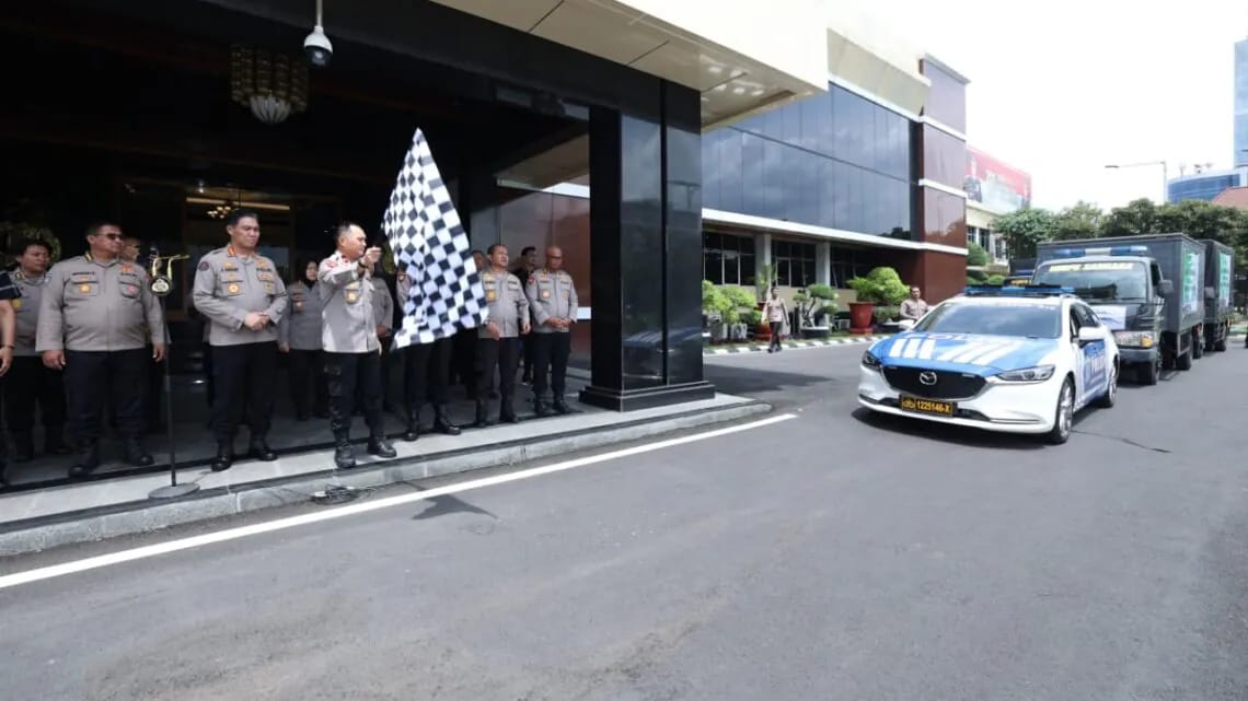 Wakapolda Jatim Brigjen Pol Drs Pasma Royce SIK MH memberangkatkan bantuan kemanusiaan untuk warga terdampak erupsi Semeru.