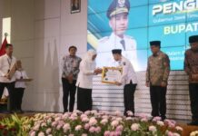 Bupati Mojokerto Al Barra Terima Penghargaan OPOP untuk Kemandirian Pesantren